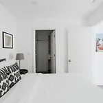 489 Massive 5 Bedroom Walk To Old Town