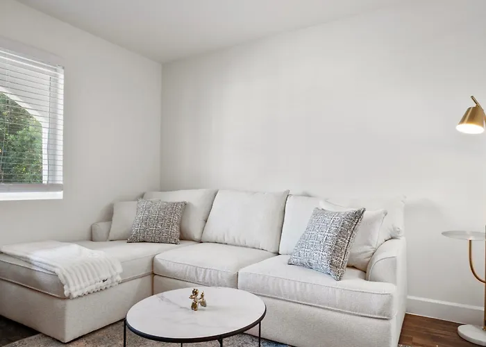 Cozy Scottsdale Studio - King Bed, Pool, & Parking