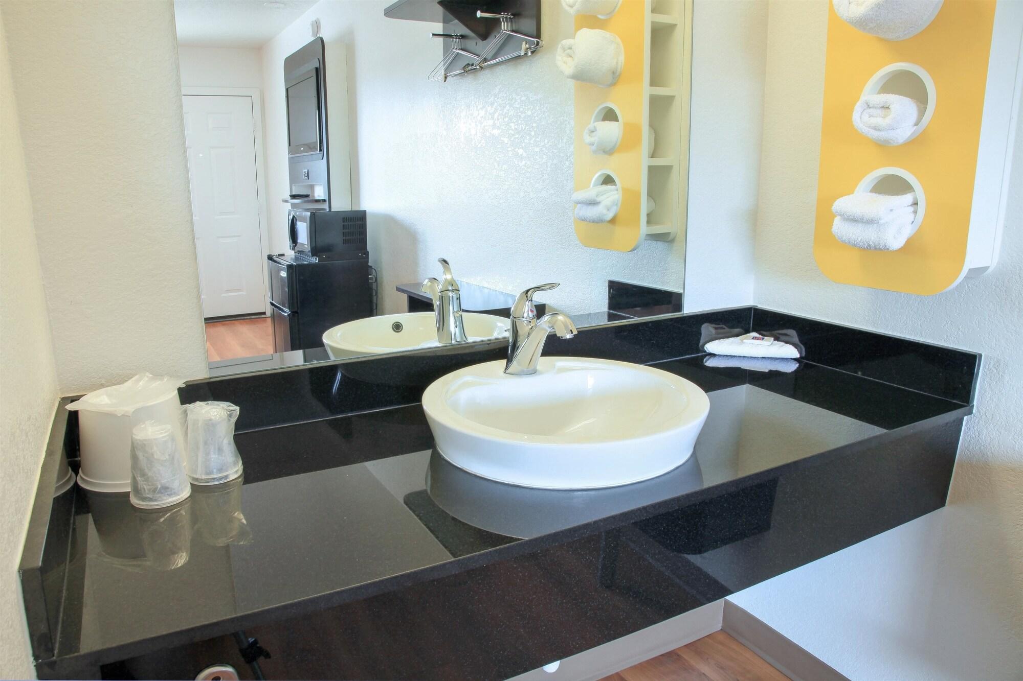 Hotel 6 Old Town Fashion Square 3*