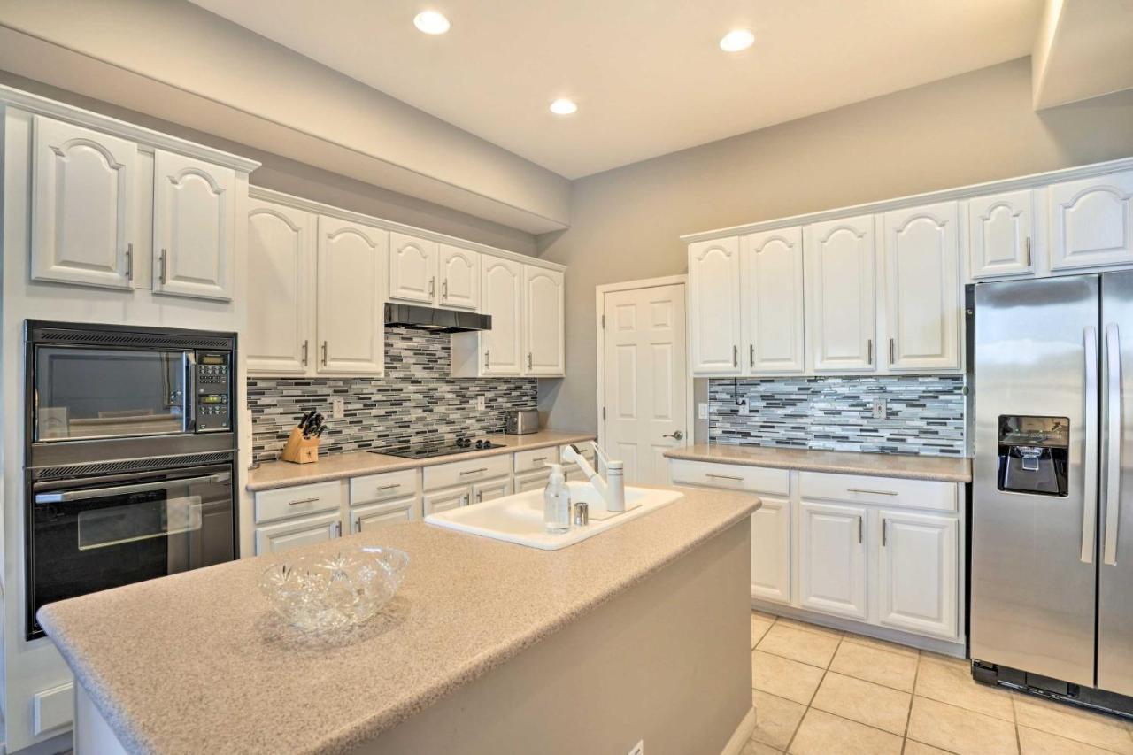 Holiday home Abode With Pool Access, Walkable Location
