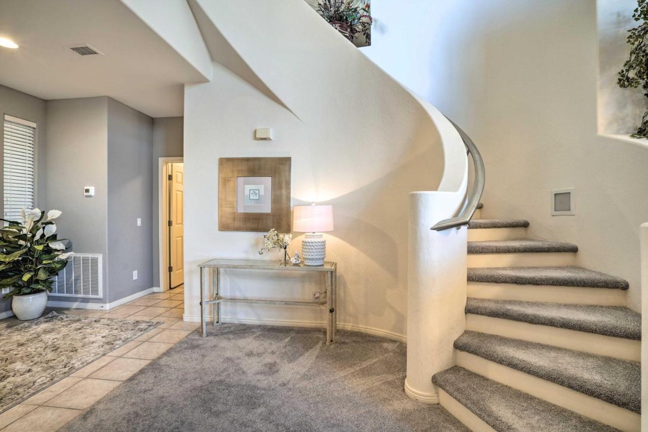 Holiday home Abode With Pool Access, Walkable Location
