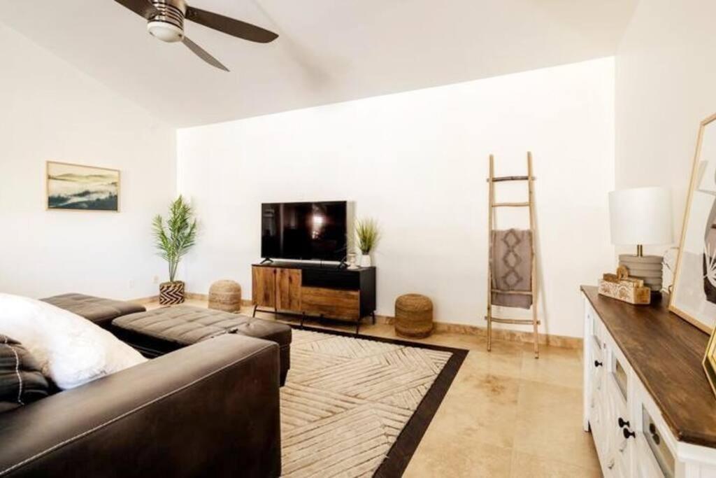 Stunning 5 Bed Luxury Oasis Heated Pool Hot Tub Apartment Scottsdale