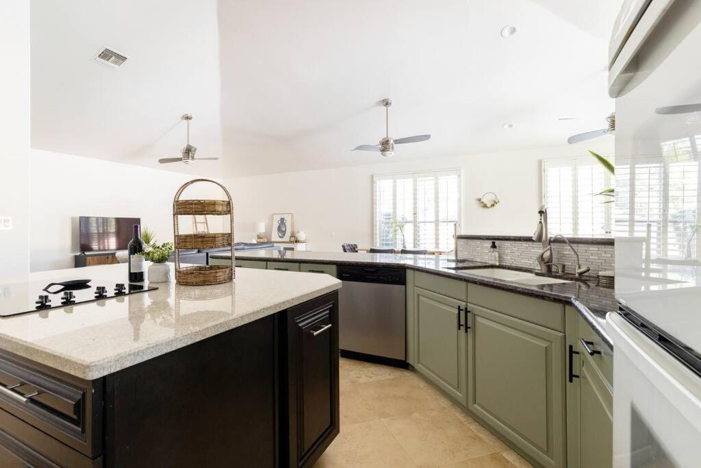 Stunning 5 Bed Luxury Oasis Heated Pool Hot Tub Scottsdale