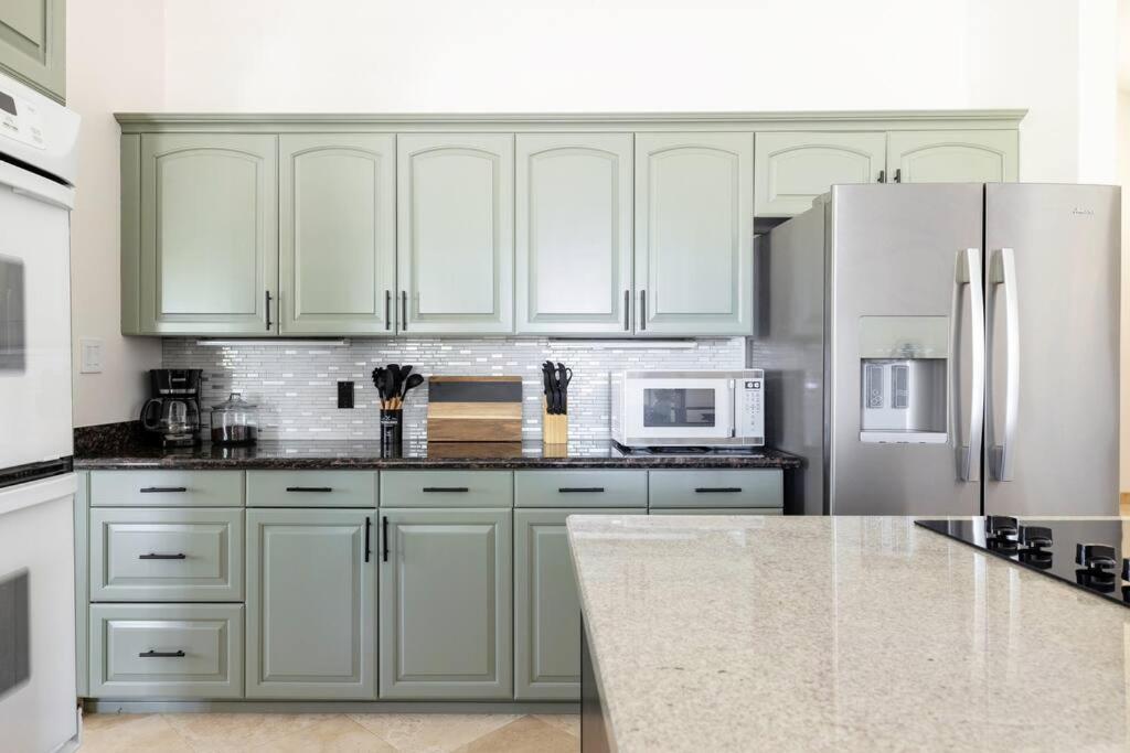 Stunning 5 Bed Luxury Oasis Heated Pool Hot Tub Apartment *