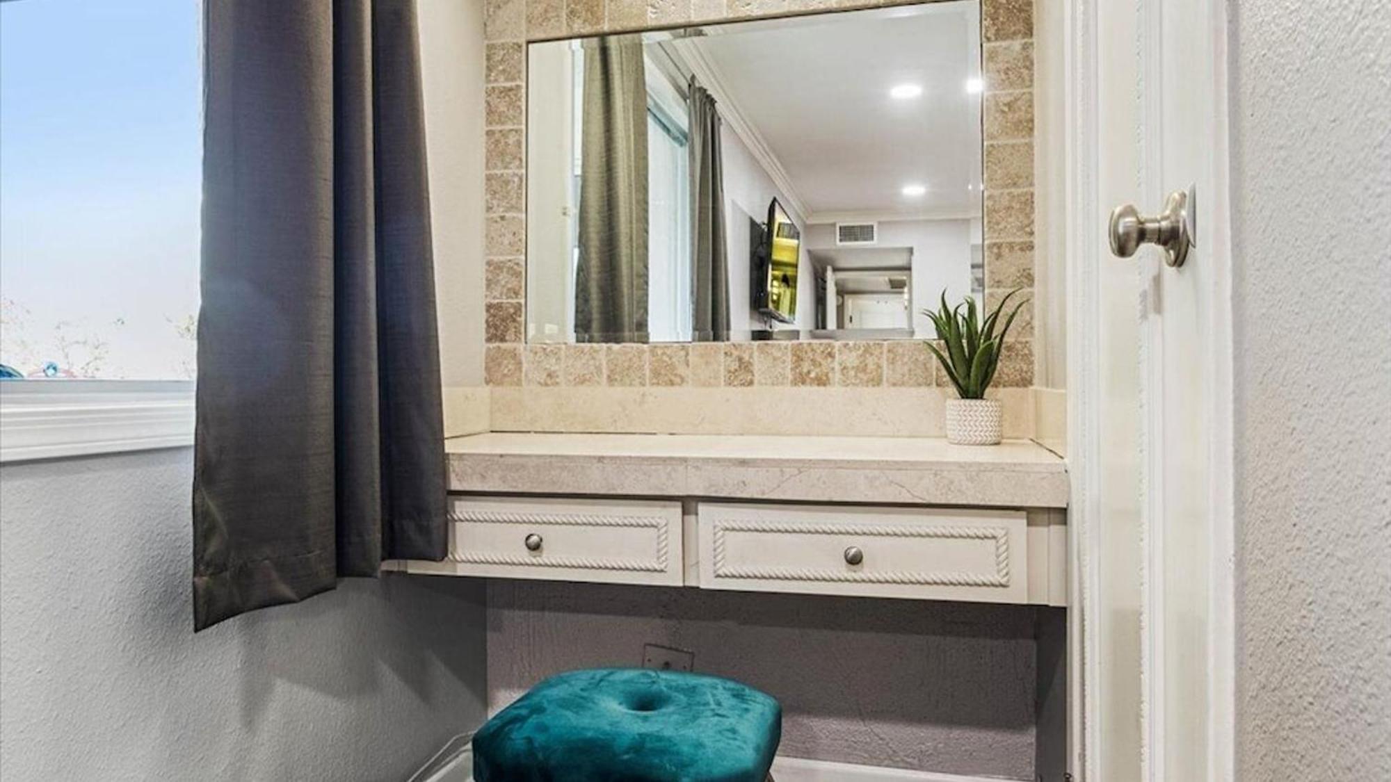 Beautiful 2-bdrm 2-bath In Old Town Holiday home