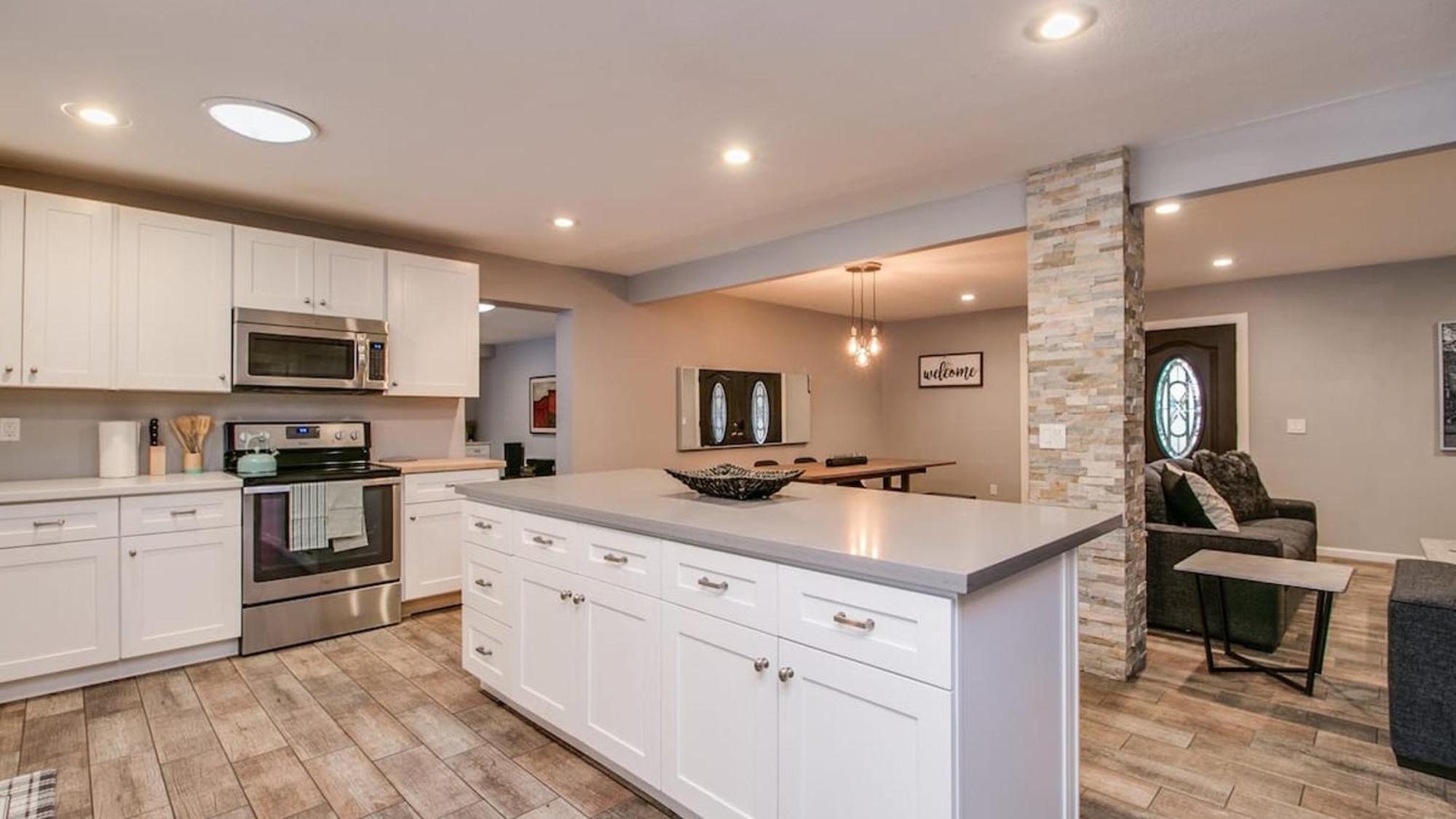 Modern Chic Old Town Wpool & Gym Holiday home