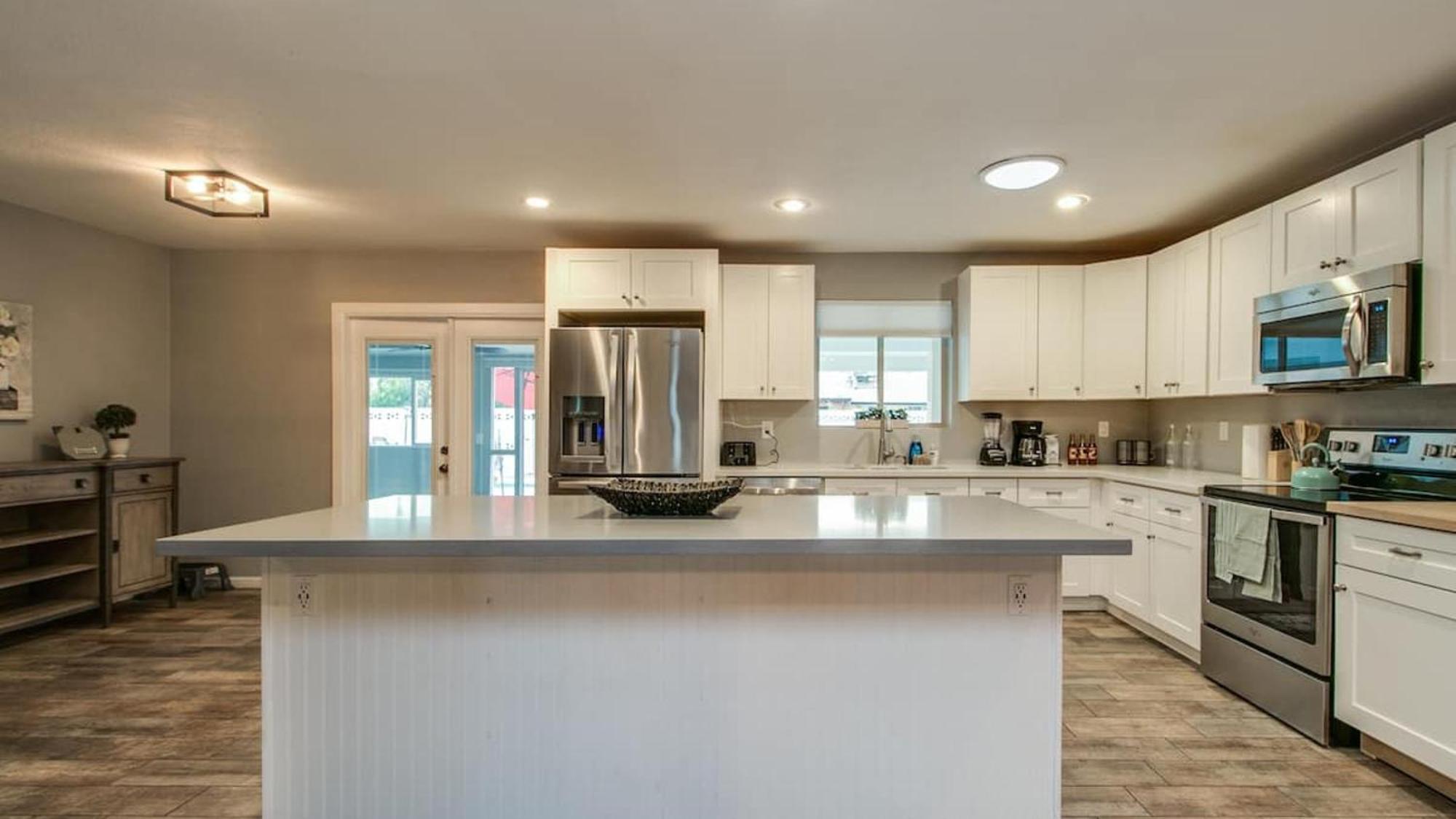 Modern Chic Old Town Wpool & Gym Holiday home