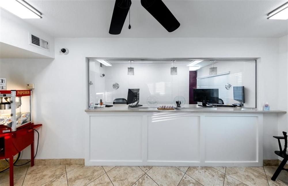 Apartment Scottsdale's Premium Short Term Getaway, Fully Furnished 1 Bedroom Homes, Free Golf, Cable, Utilities, Wi-fi, Parking, Pool, And Bike Trails- Unit 231 Apts Scottsdale