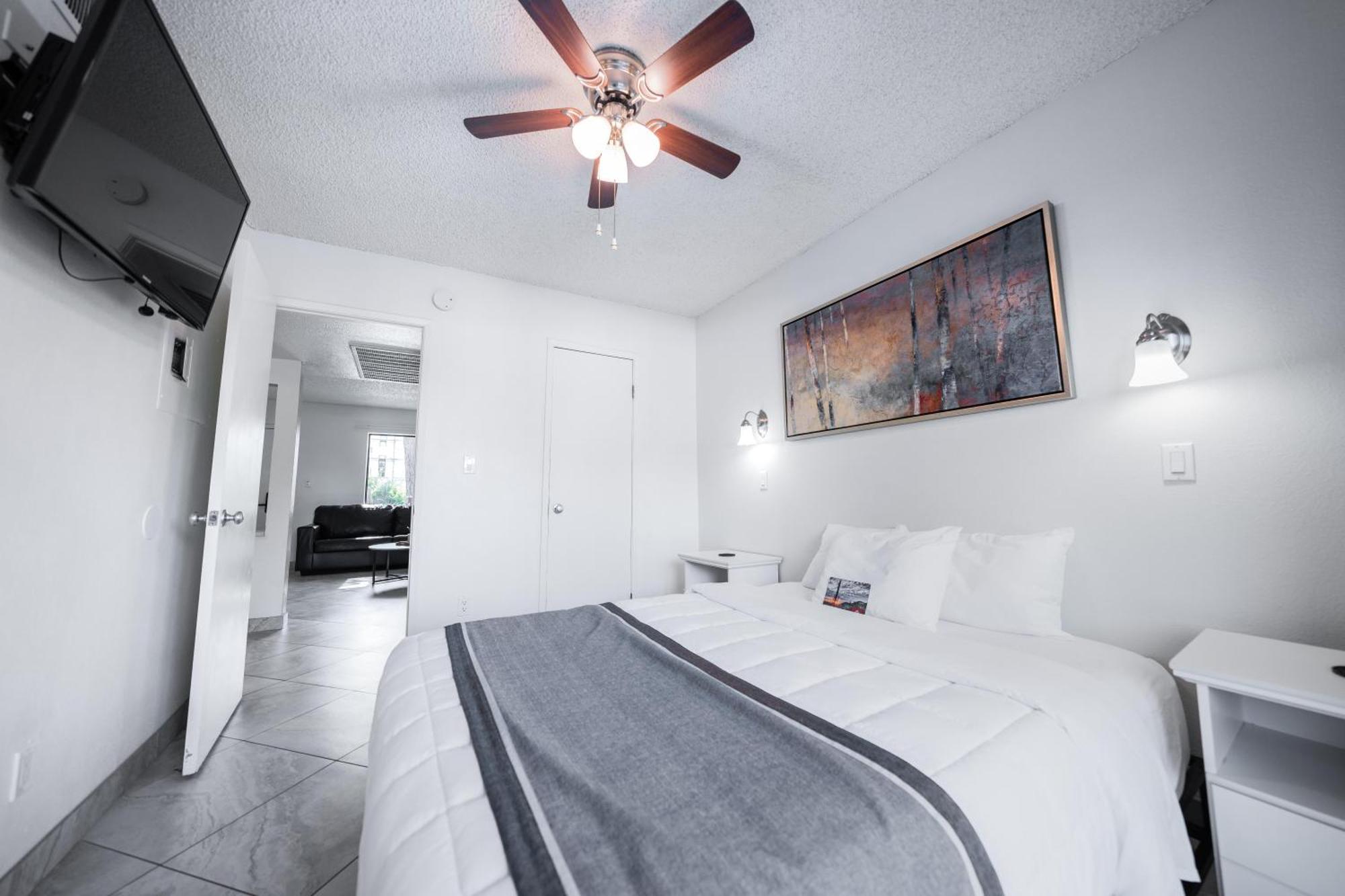 Scottsdale's Premium Short Term Getaway, Fully Furnished 1 Bedroom Homes, Free Golf, Cable, Utilities, Wi-fi, Parking, Pool, And Bike Trails- Unit 231 Apts * Scottsdale