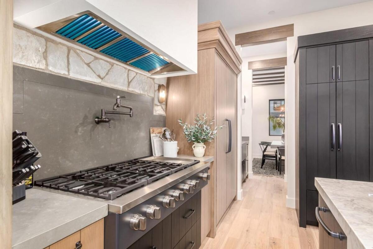 Holiday home Stonewood Villa-ultralux 6br-5 Showers-htd Pool