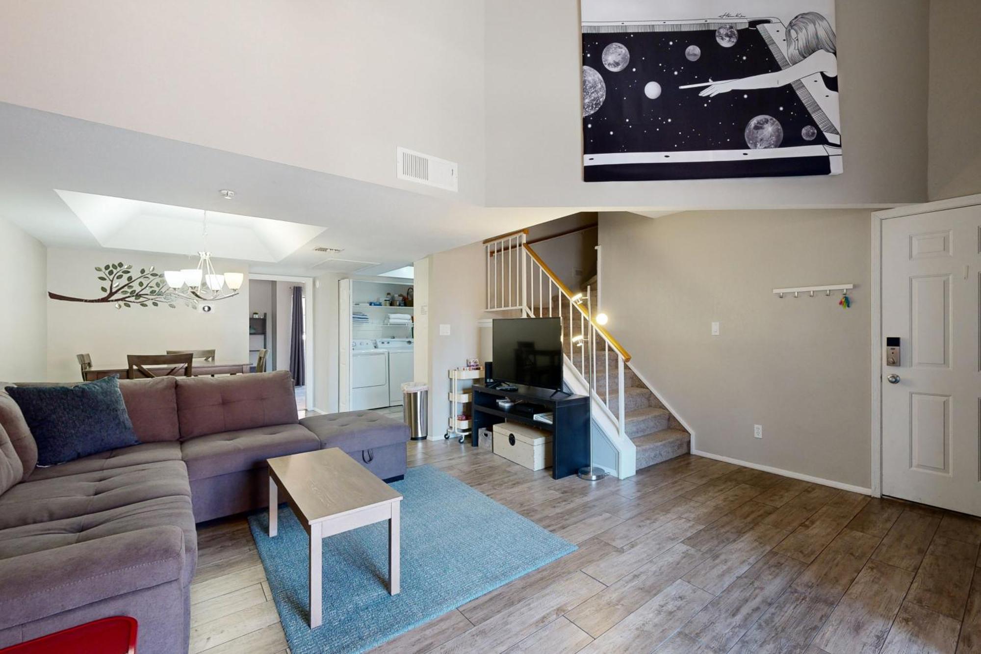 Modern South Apartment *
