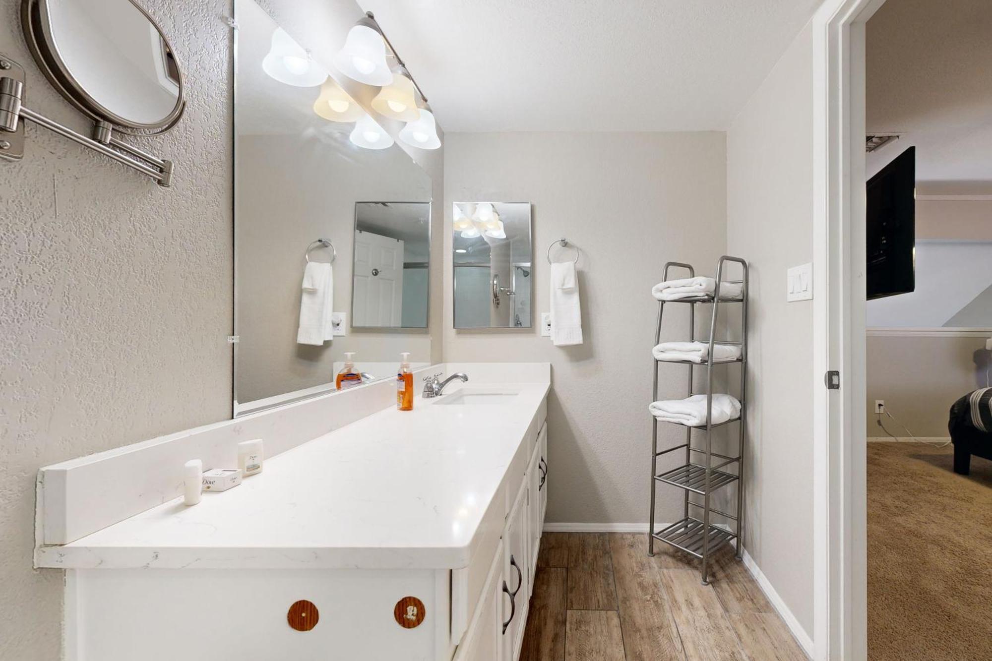 Modern South Apartment *