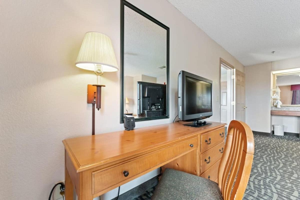 Apartment 2 Bd 2 Ba Furnished 4 Full Beds