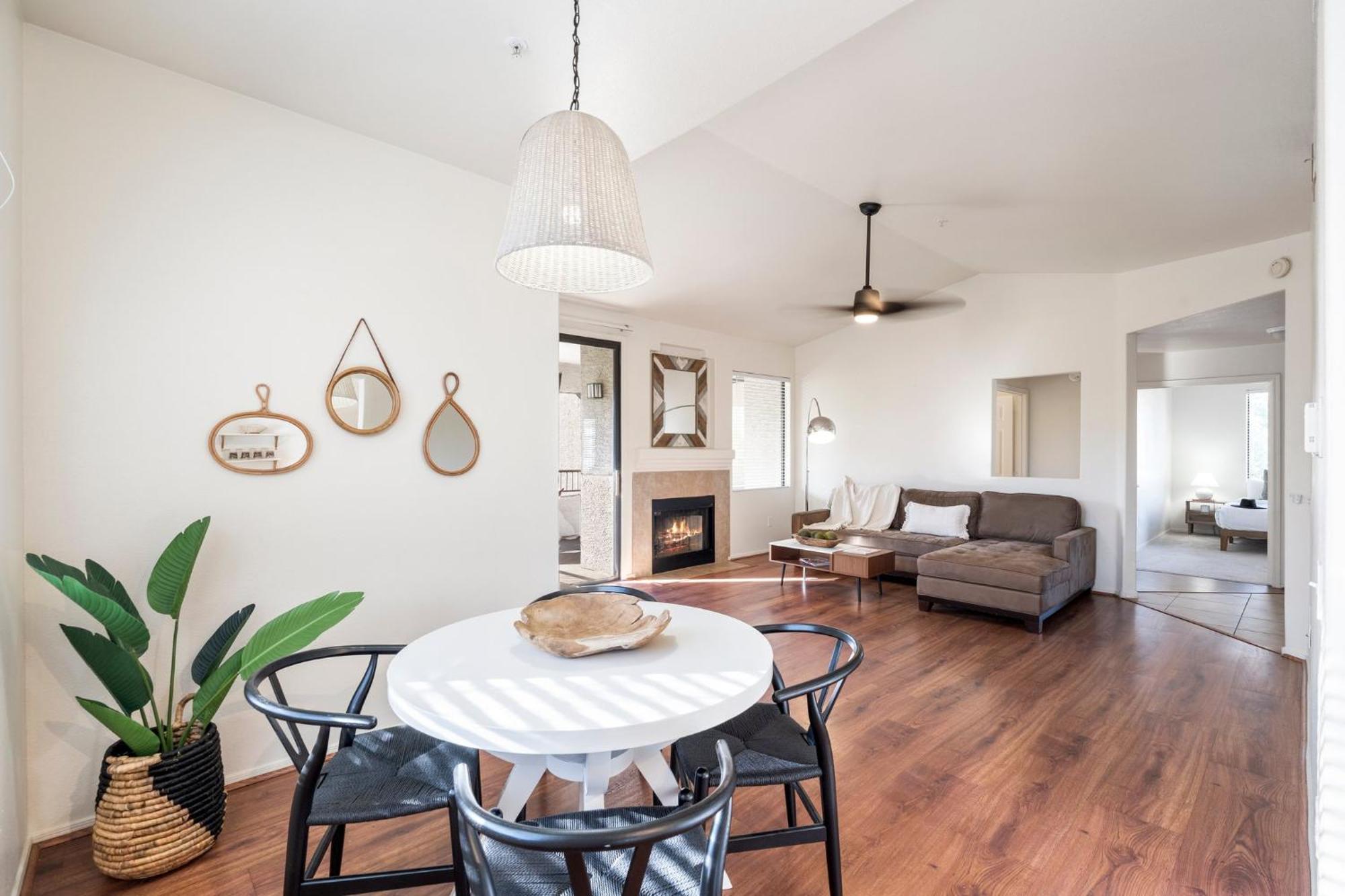 15 Miles To Westworld, Golf, Barrett Jackson Holiday home *