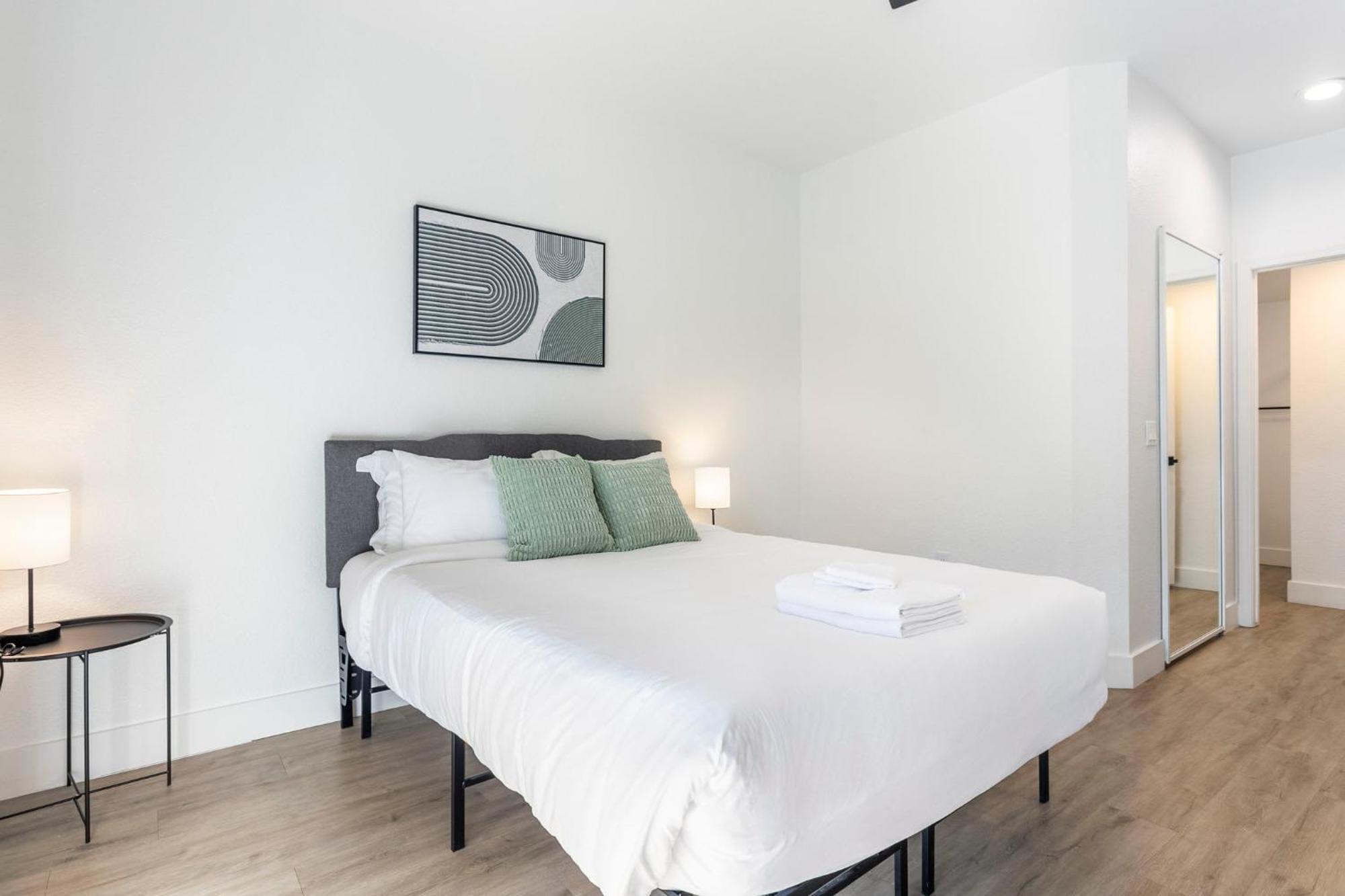 2br Cozysuites At Kierland Commons With Pool #04 *