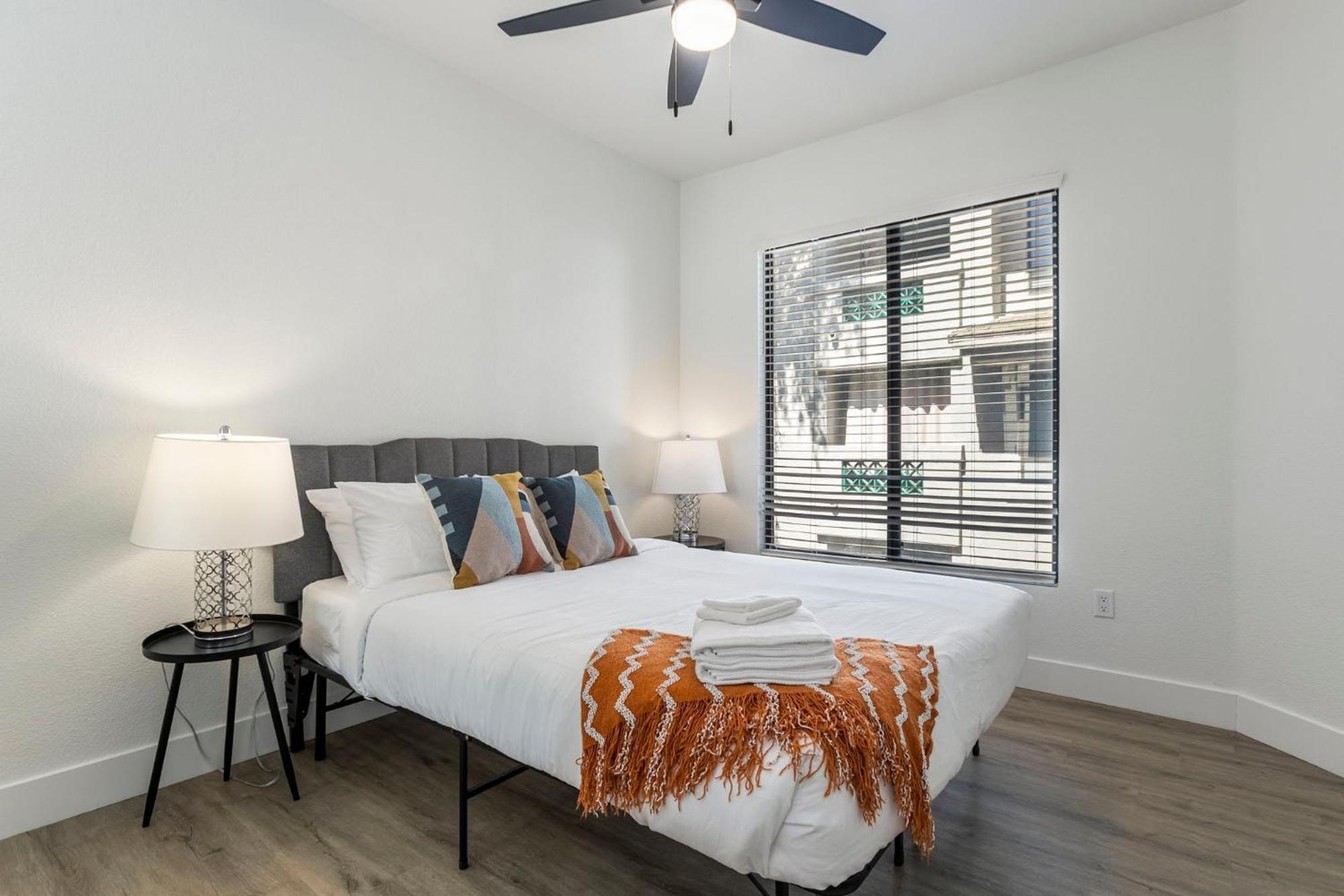 2br Cozysuites At Kierland Commons With Pool #05