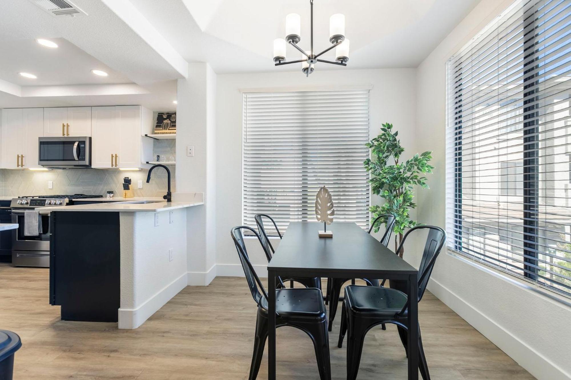 Apartment 2br Cozysuites At Kierland Commons With Pool #05