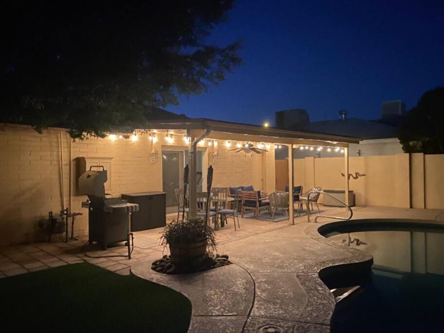 Heated Pool, King Beds, Bbq, Sleeps 10 Holiday home Scottsdale