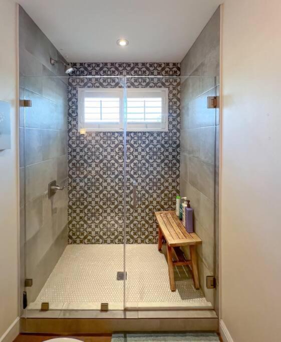 Holiday home Heated Pool, King Beds, Bbq, Sleeps 10 *