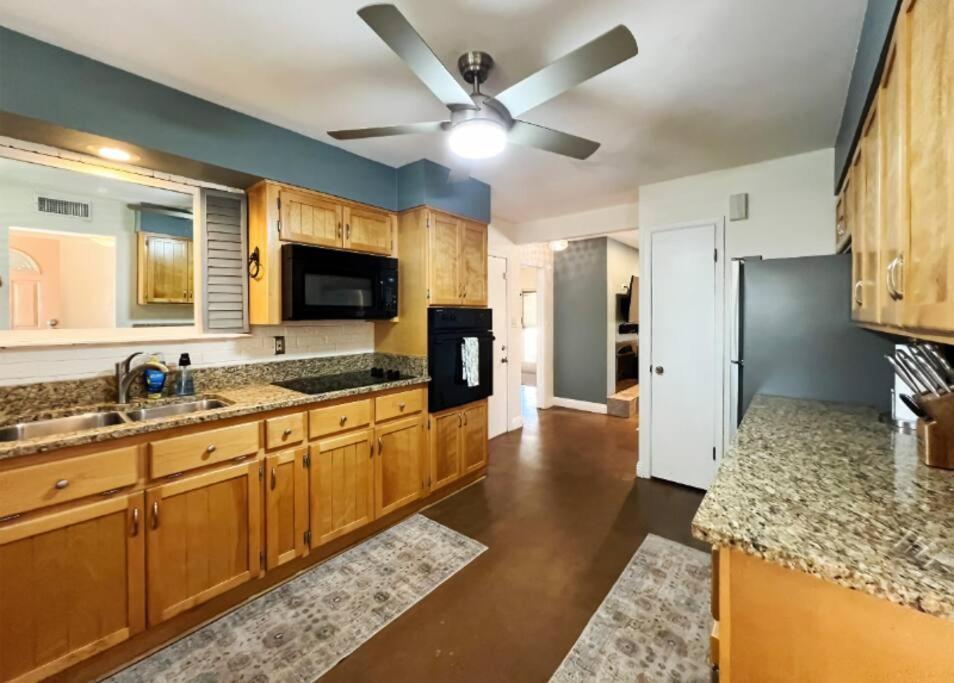 Holiday home Heated Pool, King Beds, Bbq, Sleeps 10 Scottsdale
