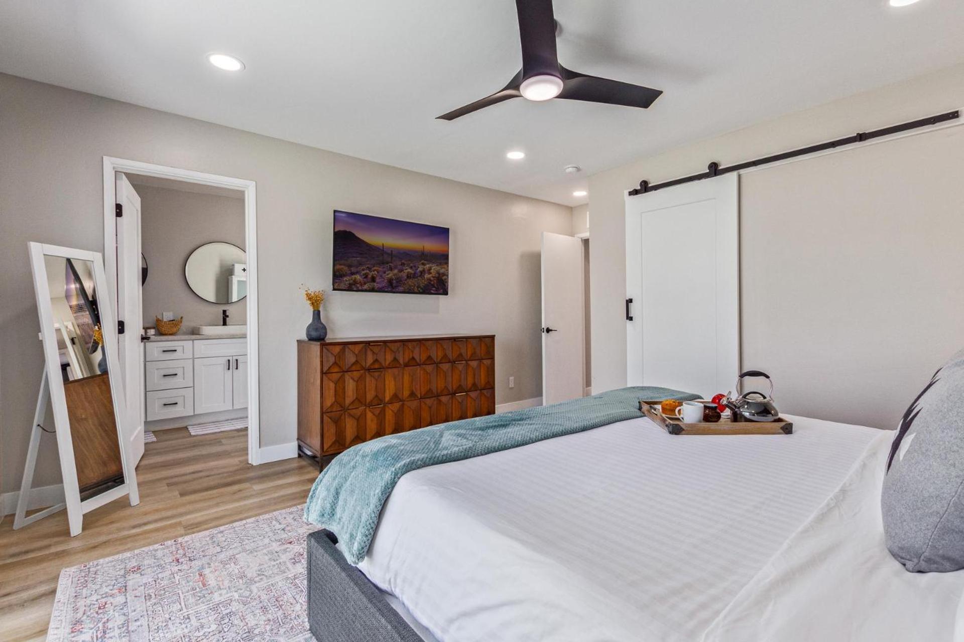Holiday home Desert Rose-hot Tub-pool Heat Avail-fire Pit-golf!