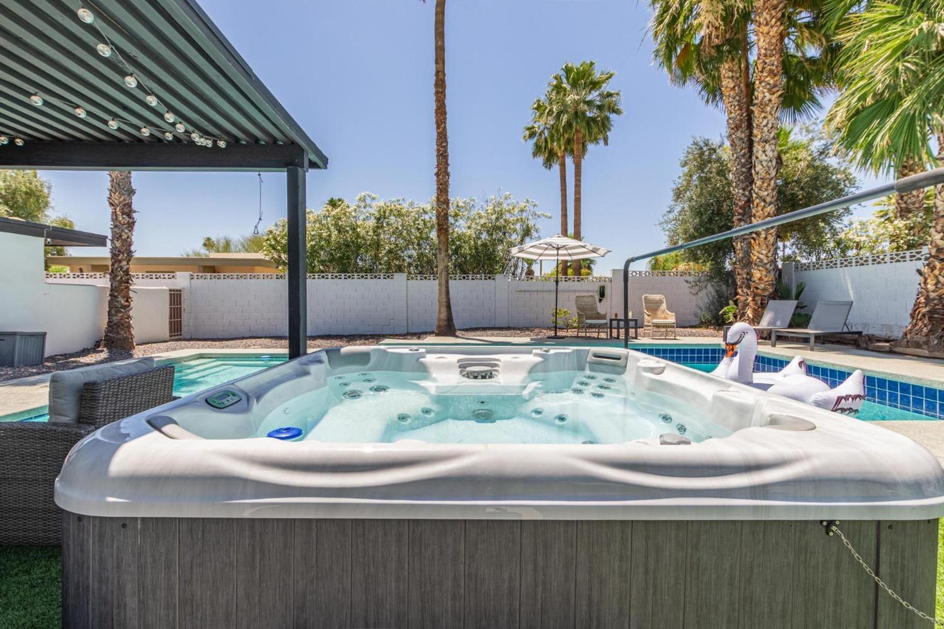 Holiday home Desert Rose-hot Tub-pool Heat Avail-fire Pit-golf!