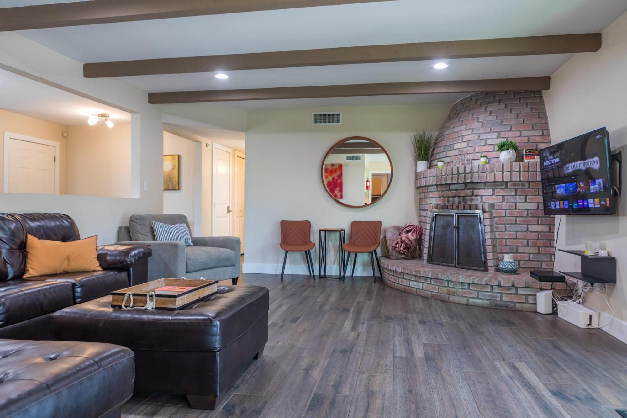 Charming House Near Kierland Pool Heater Hot Tub Holiday home *