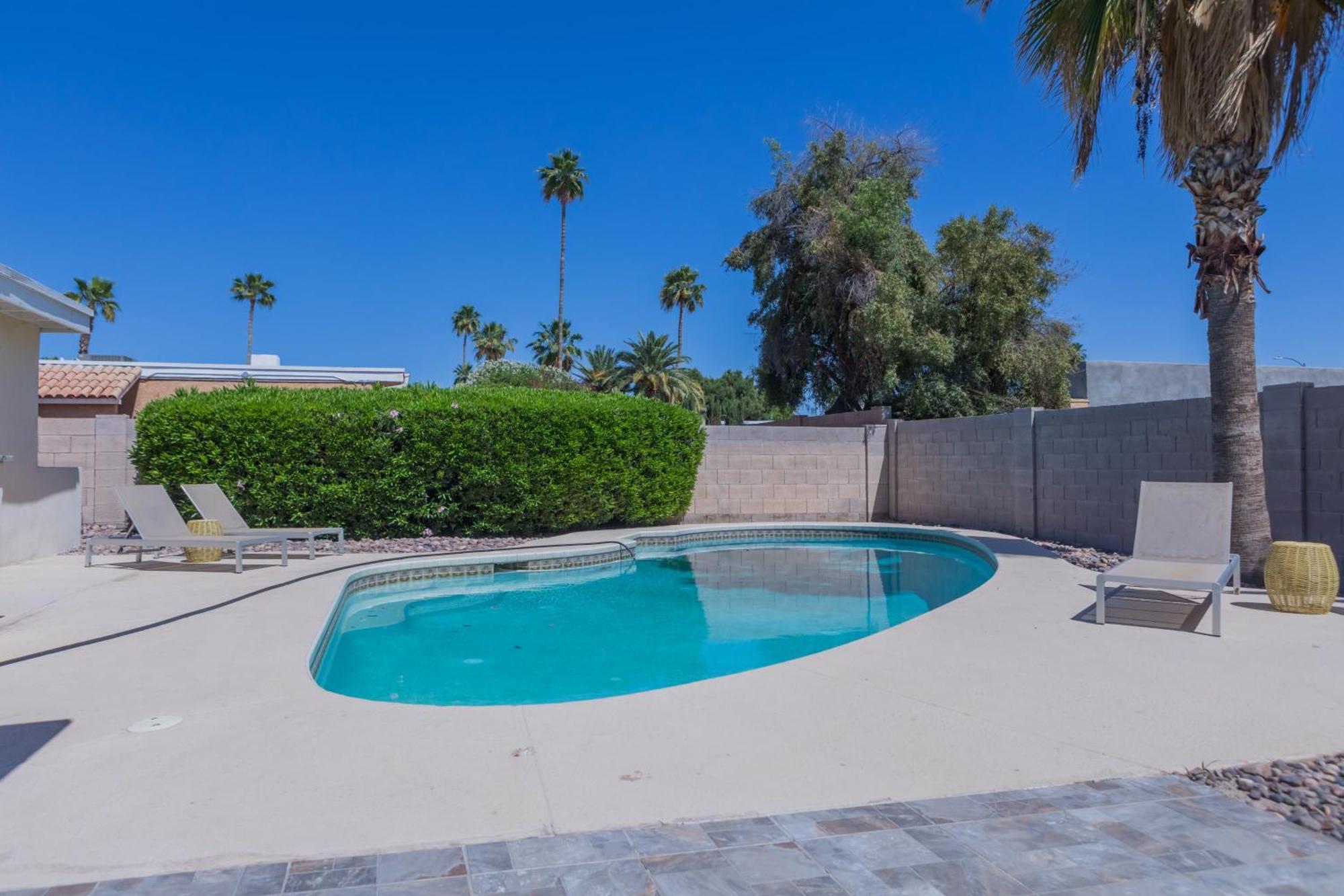 Charming House Near Kierland Pool Heater Hot Tub Holiday home *