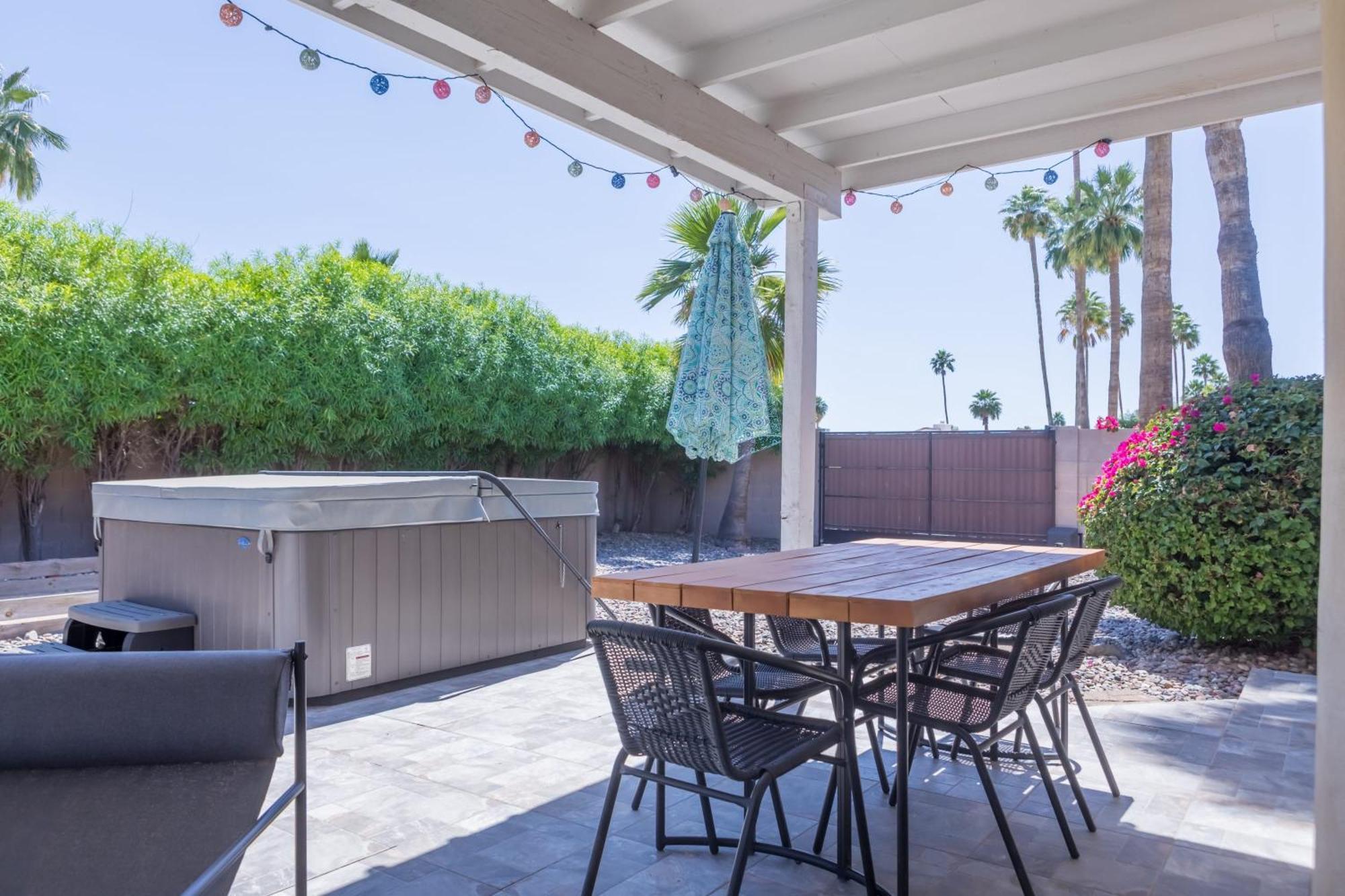 Charming House Near Kierland Pool Heater Hot Tub Holiday home *