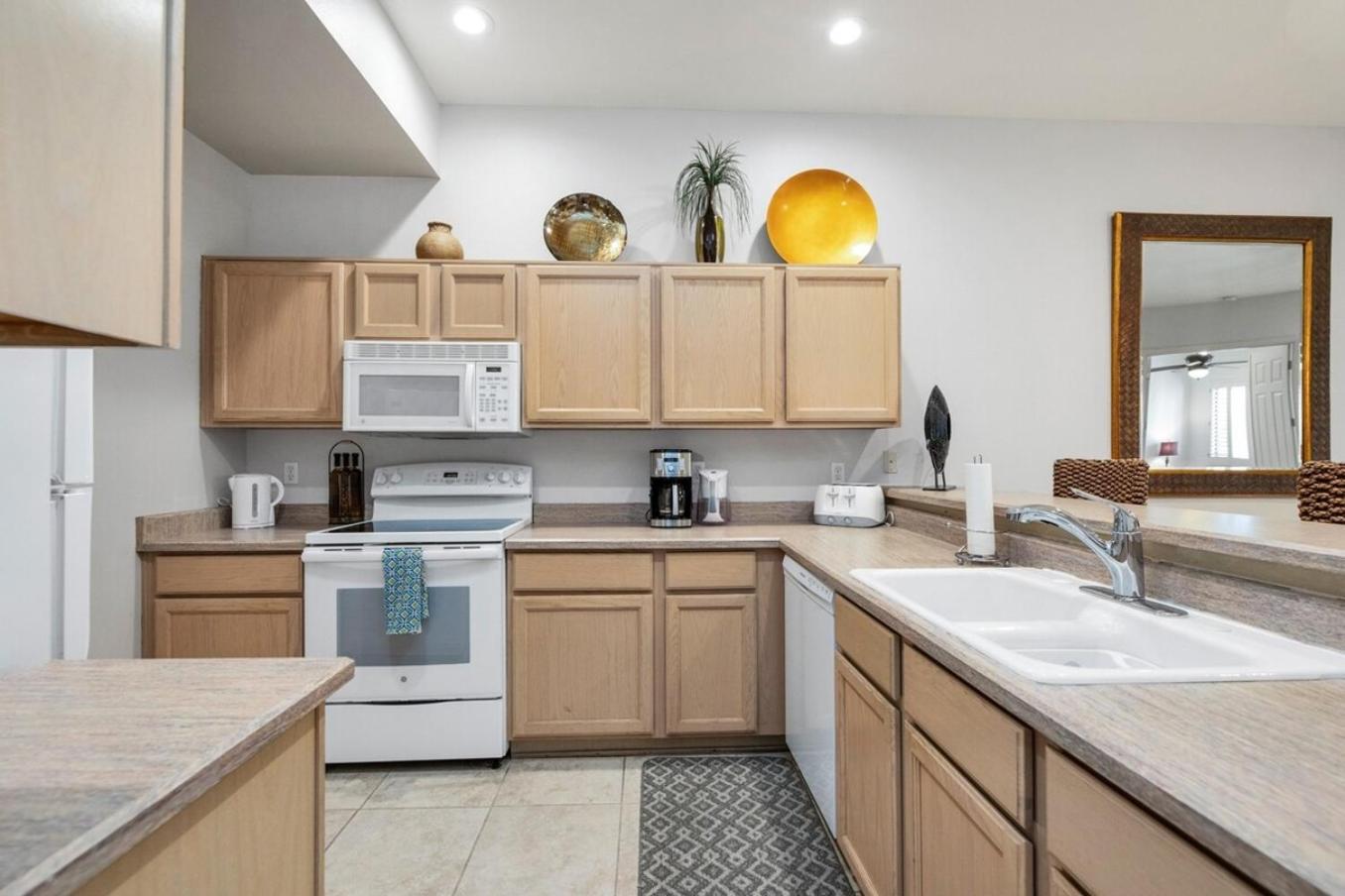 Pool-side, 1st Flr, Subd-trail, Walk 2 Dining Holiday home