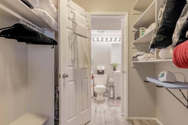 Vibrant 1br Wpatio, Pool, & Parking