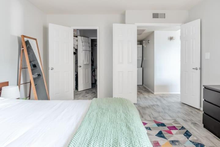 Vibrant 1br Wpatio, Pool, & Parking Holiday home