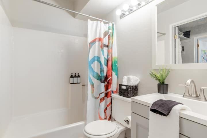 Holiday home Vibrant 1br Wpatio, Pool, & Parking *
