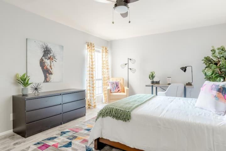 Vibrant 1br Wpatio, Pool, & Parking *