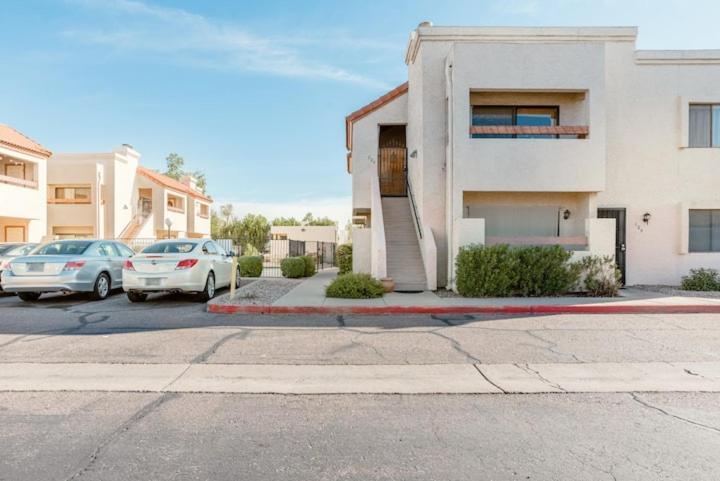 Vibrant 1br Wpatio, Pool, & Parking * Scottsdale