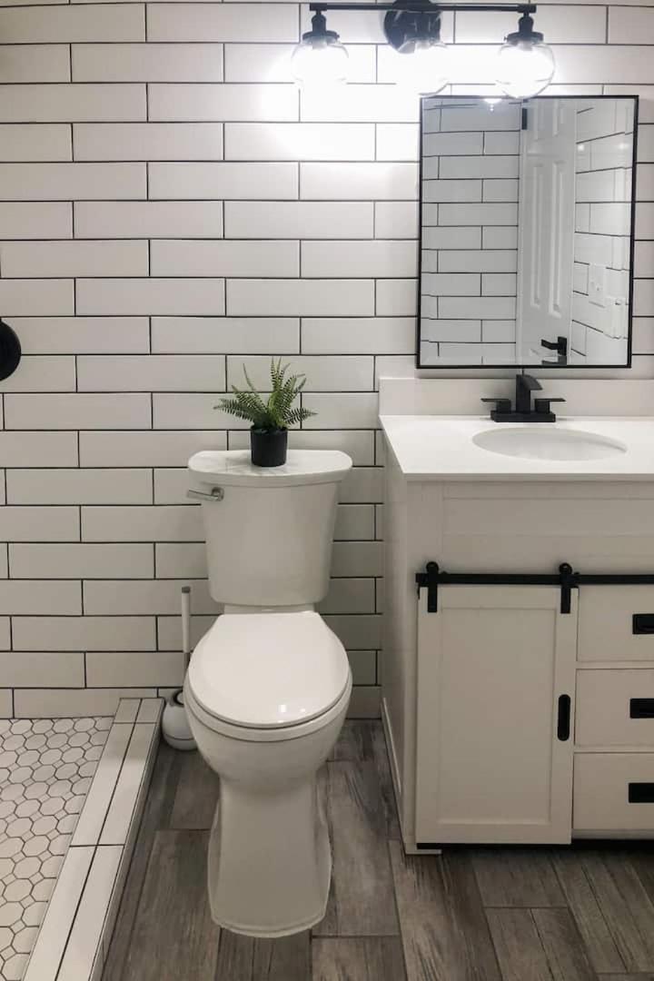 Vibrant 1br Wpatio, Pool, & Parking