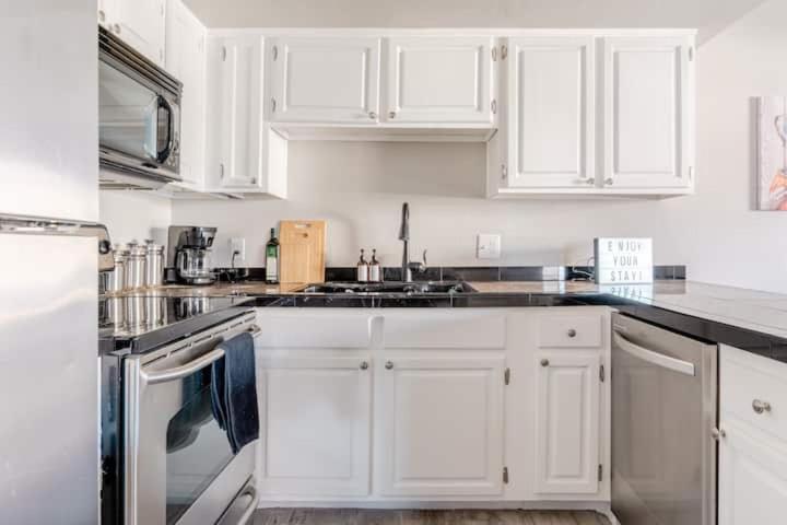 Vibrant 1br Wpatio, Pool, & Parking Holiday home