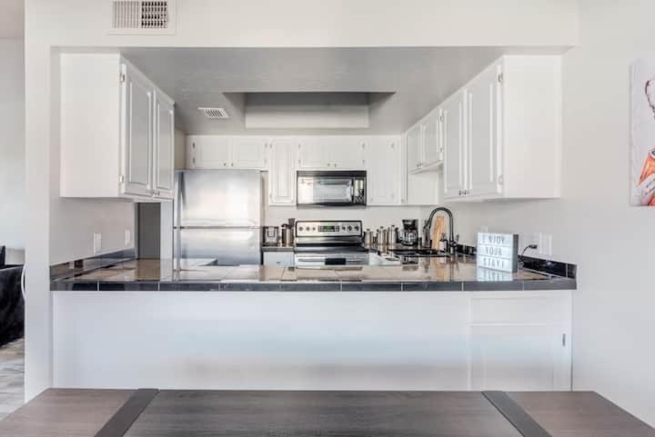 Vibrant 1br Wpatio, Pool, & Parking Holiday home