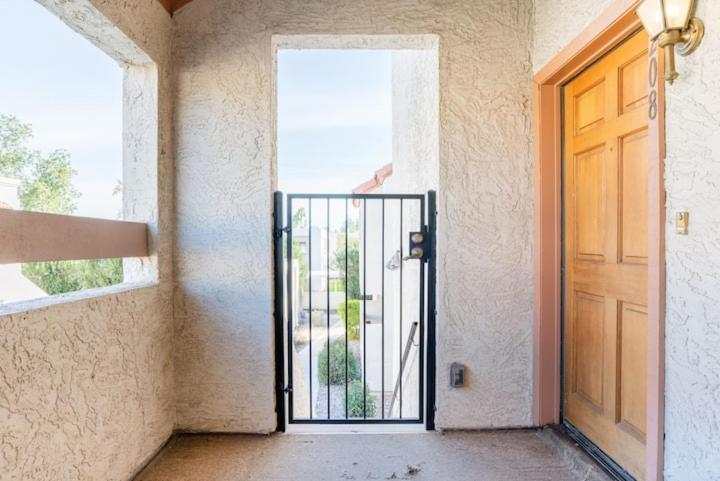 Holiday home Vibrant 1br Wpatio, Pool, & Parking