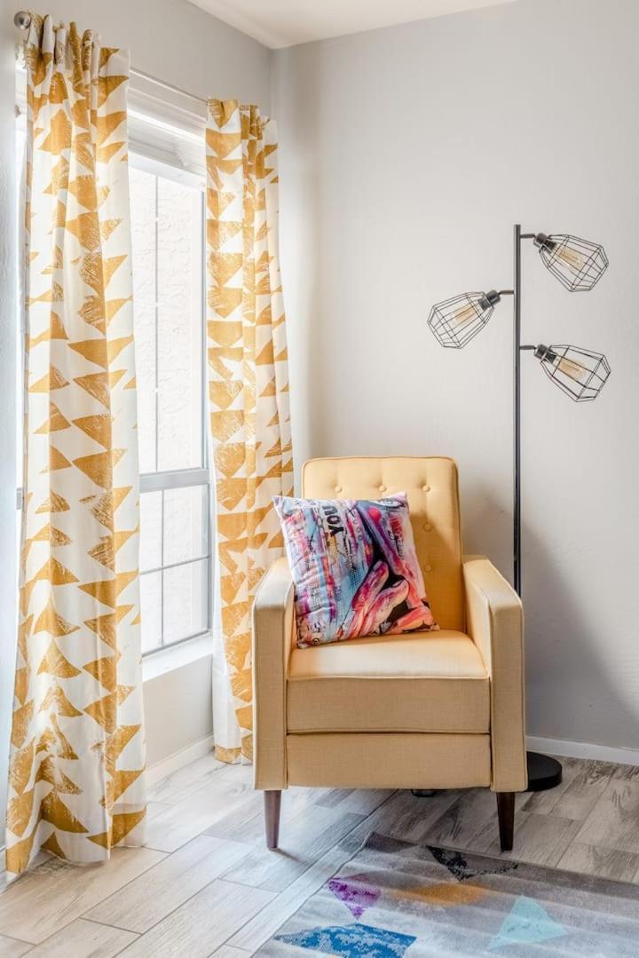 Holiday home Vibrant 1br Wpatio, Pool, & Parking *