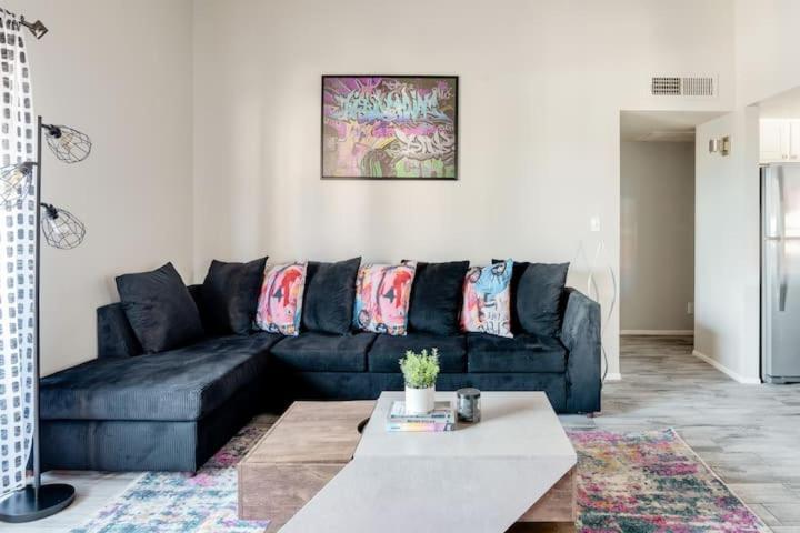 Vibrant 1br Wpatio, Pool, & Parking Holiday home *