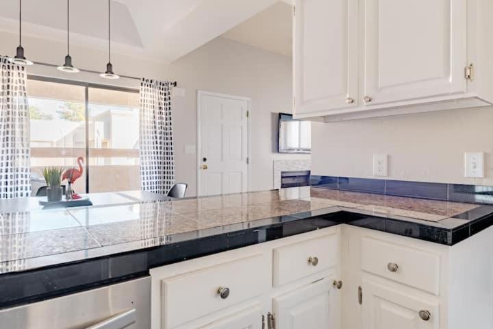 Holiday home Vibrant 1br Wpatio, Pool, & Parking *