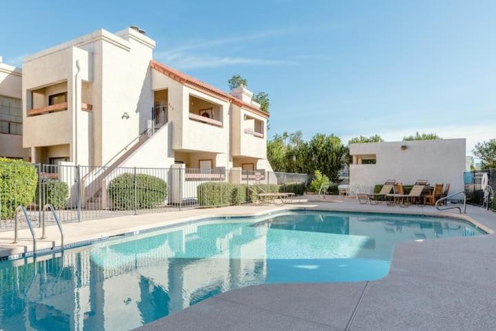 Vibrant 1br Wpatio, Pool, & Parking Holiday home Scottsdale