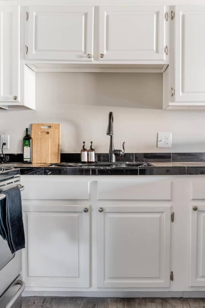 Vibrant 1br Wpatio, Pool, & Parking Holiday home