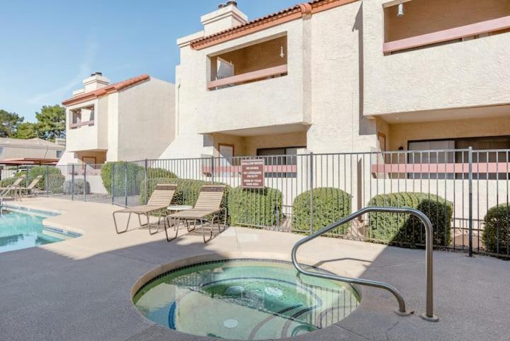 Holiday home Vibrant 1br Wpatio, Pool, & Parking