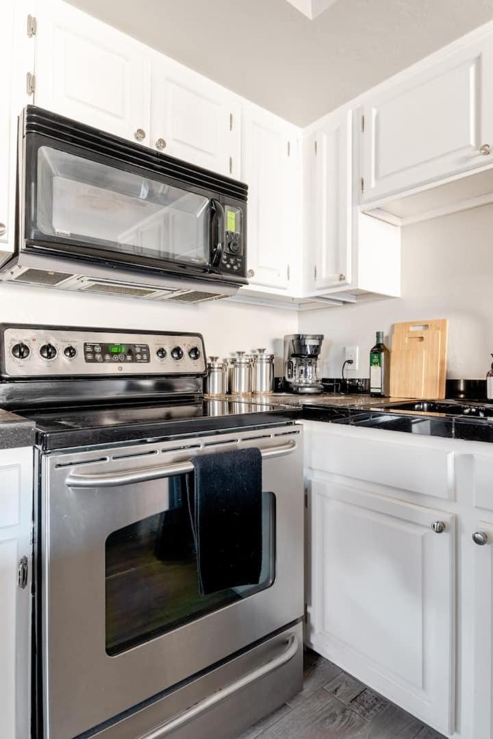 Vibrant 1br Wpatio, Pool, & Parking Holiday home Scottsdale