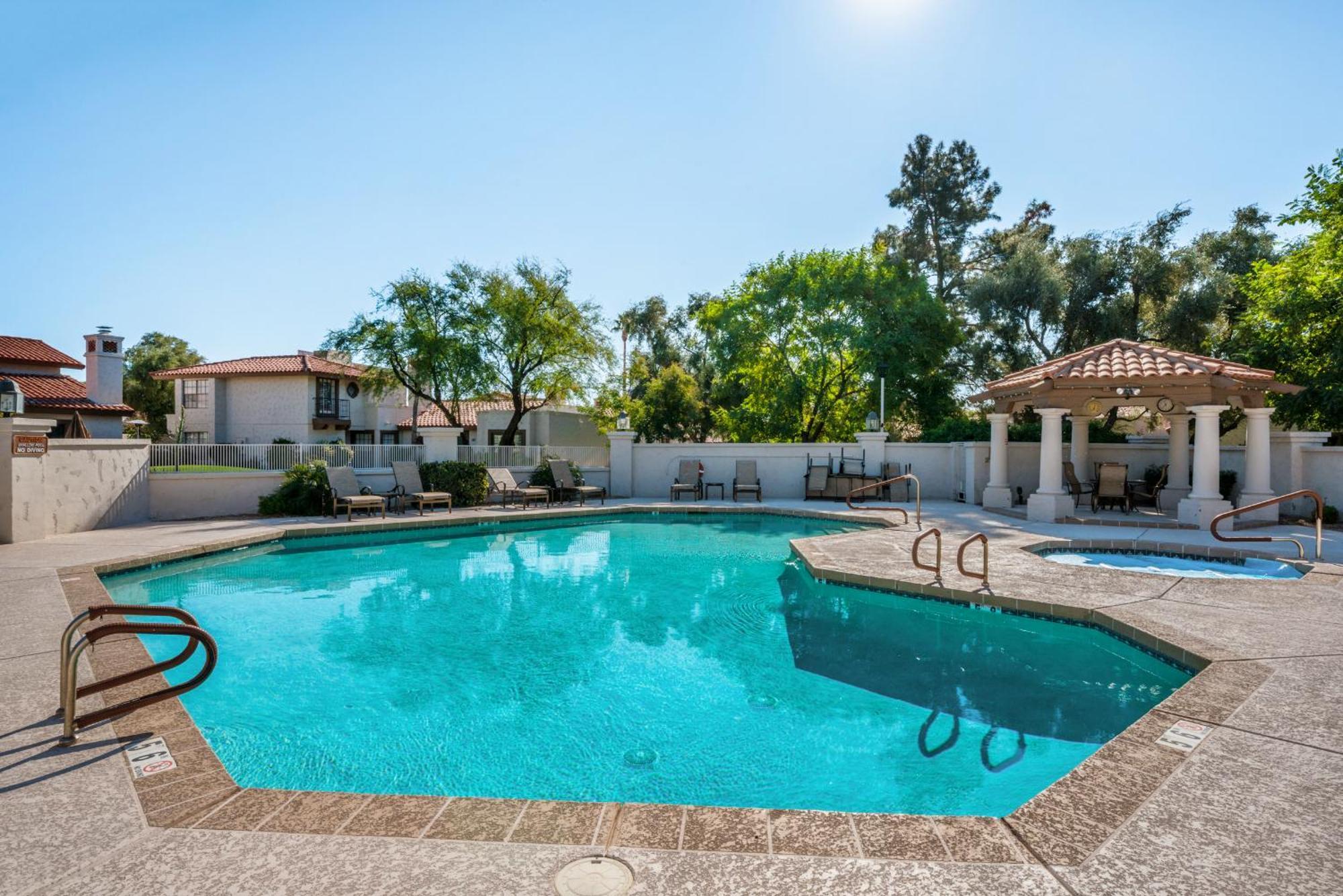 A Few Steps To Heated Pool, Tennis, Bike Trail Holiday home