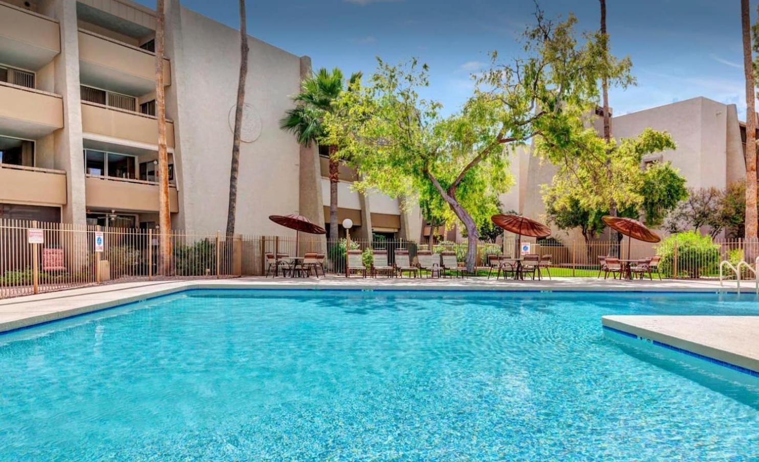 Heated Pool & Hot Tub-walk To Old Town Condo! Holiday home