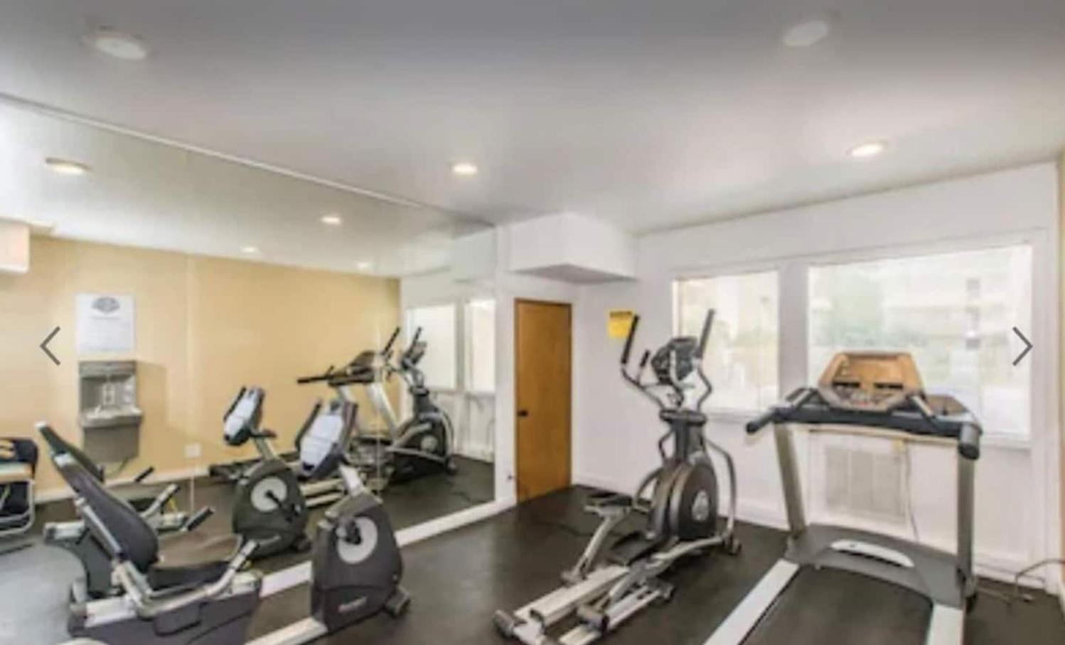 Heated Pool & Hot Tub-walk To Old Town Condo! Holiday home Scottsdale