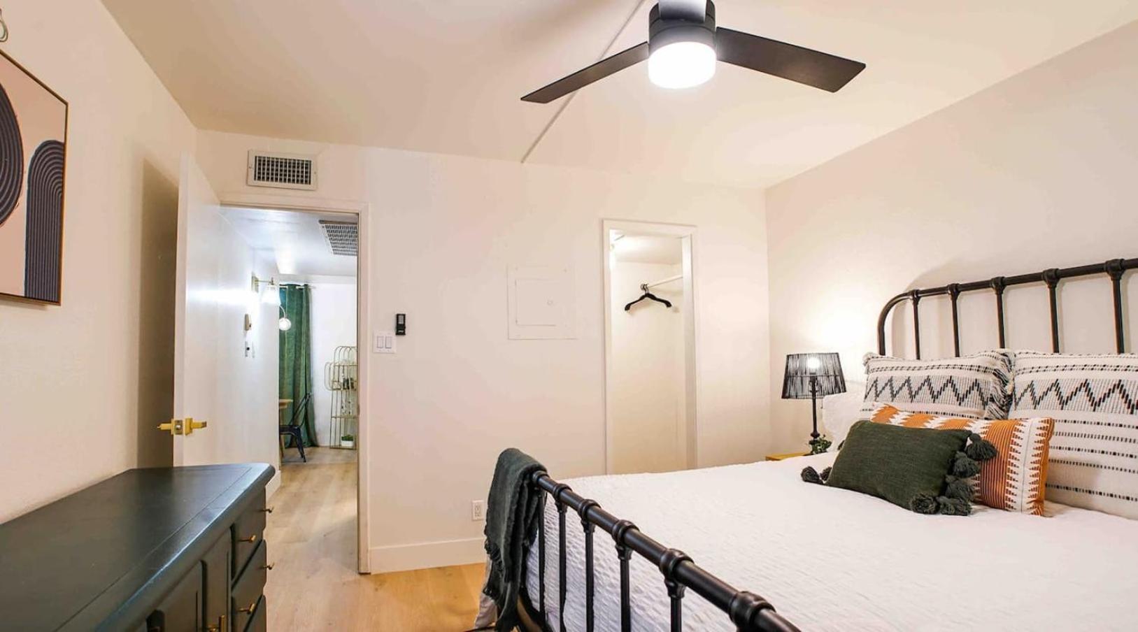 Heated Pool & Hot Tub-walk To Old Town Condo!